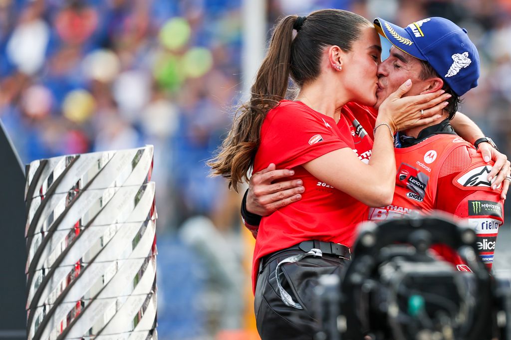 Marc Márquez besa a su novia, Gemma Pinto, tras ganar su noveno título de MotoGP