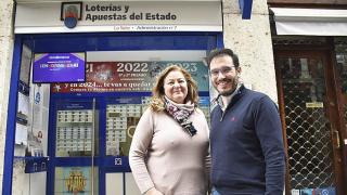 Álvaro y Esther en la Administración de Loterías ‘La Siete de la Suerte’ de Valladolid.