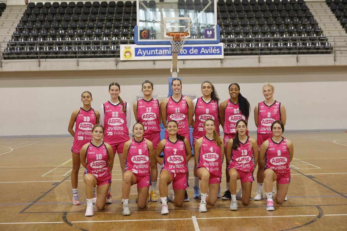 Plantilla del Aceites Abril ADBA: de pie, por la izquierda, Gabi Fuentes, Carmen Martínez, Esther Sevilla, Taylor Hanssen, Lorena Lorenzo, Noemi Ogochukwu y Emilie Gudmand; abajo, Sofía Ramos, Carlota Azqueta, Sara Fraile, Marina Sánchez, Lúa Pérez y Helena Prats.