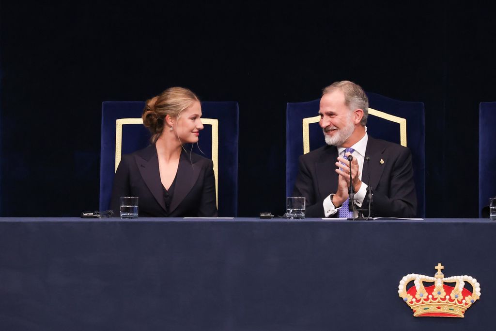 Plano medio de la Princesa Leonor y el Rey Felipe VI aplaudiendo y mirándose en los premios Princesa de Asturias 2024