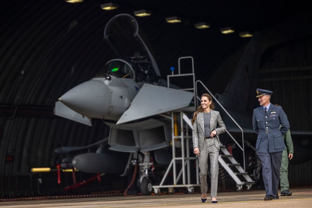 Kate Middleton en base aérea muy sonriente
