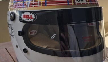 Firmó el manuscrito en el casco blanco Royal Stewart Tartan, usado por Jackie Stewart durante su carrera, con la ayuda de su esposa Corinne.