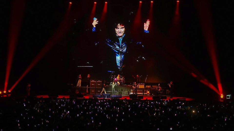 En plena crisis política y económica, el mandatario realizó un show musical de covers y con telepronter en Villa Crespo