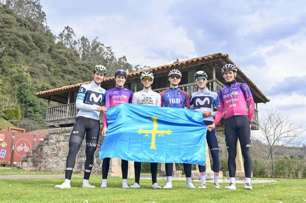 Por la izquierda, Iván García Cortina, Sinuhé Fernández, Samuel Fernández, Eduardo Pérez-Landaluce, Pelayo Sánchez y Hugo de la Calle. CICLISMO. CICLISTAS PROFESIONALES ASTURIANOS. BUEÑO