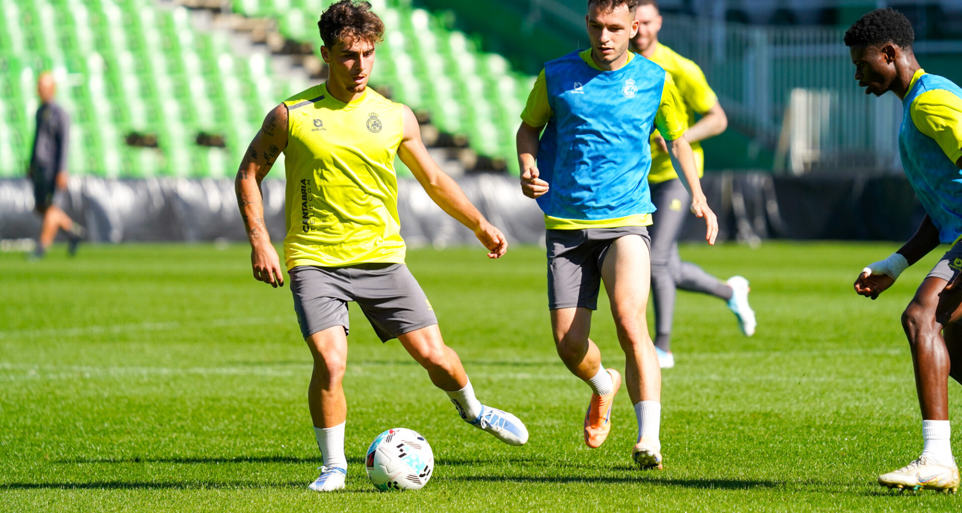El Racing completa su primer entrenamiento del curso en los Campos de Sport | Real Racing Club
