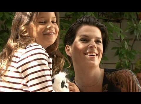 Dora de pequeña con su madre, Bimba Bosé