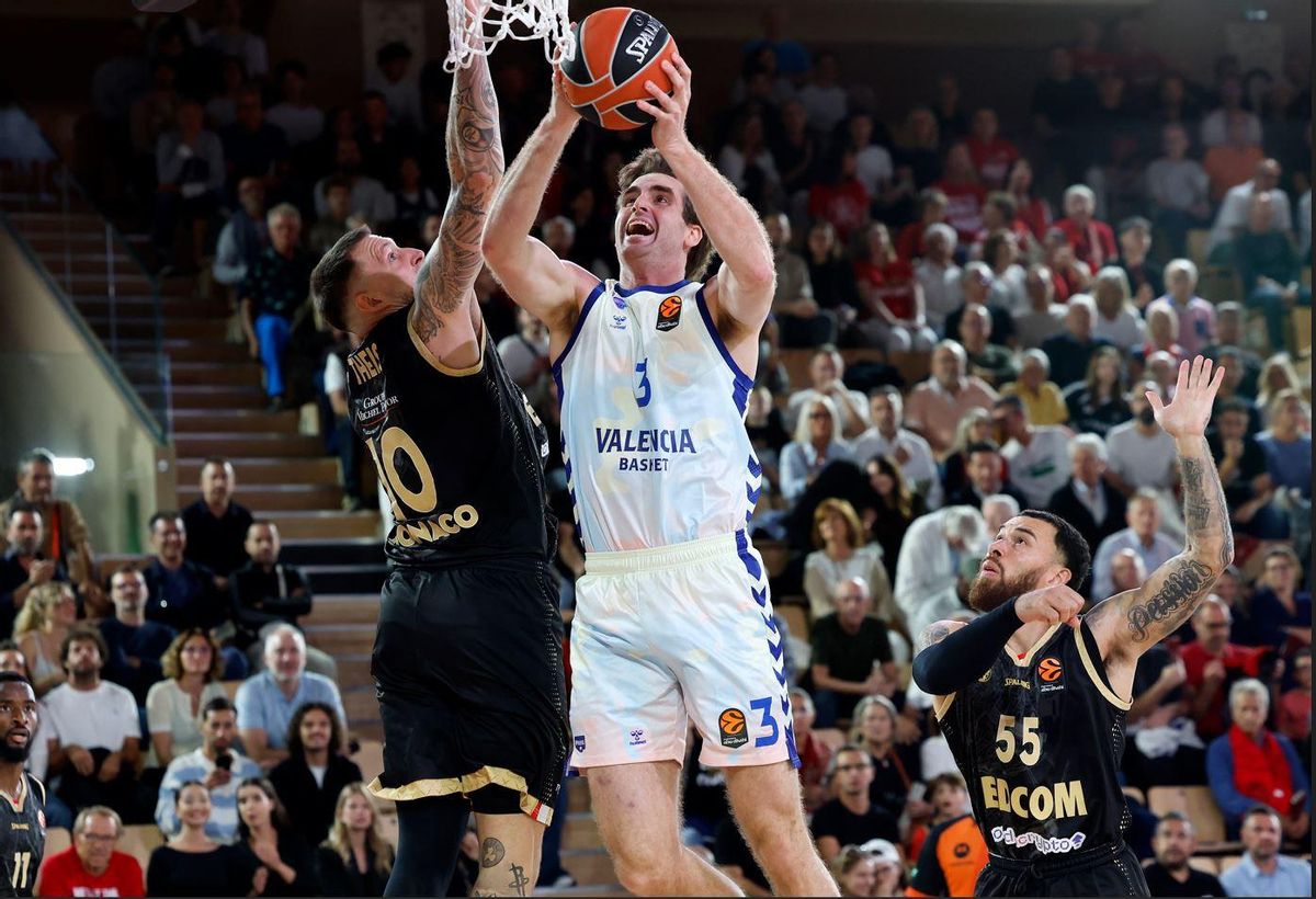 Nate Reuvers lanza a canasta ante la oposición de Daniel Theis.