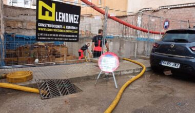 Los bomberos achican el agua acumulada en una finca en construcción en la calle Francesc Julià de Palma.
