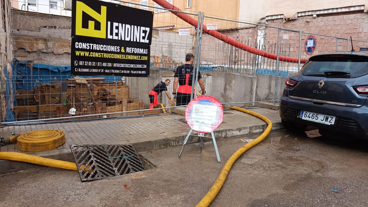 Los bomberos achican el agua acumulada en una finca en construcción en la calle Francesc Julià de Palma.