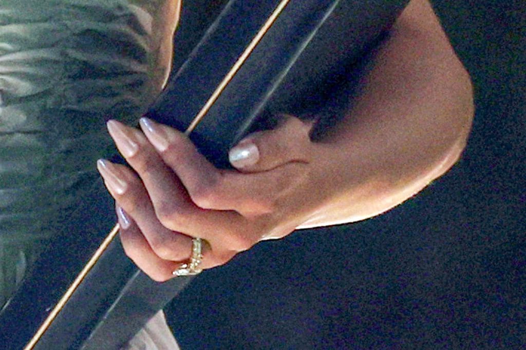 Selena Gomez presumió el anillo de compromiso que le Benny Blanco el año pasado.