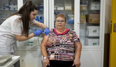 Una mujer se vacuna durante la campaña de vacunación contra la gripe, en un centro de salud.
