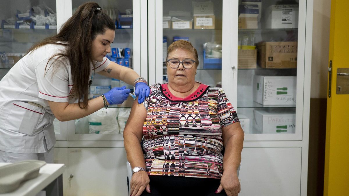 Una mujer se vacuna durante la campaña de vacunación contra la gripe, en un centro de salud.