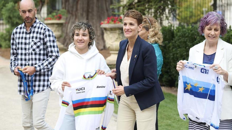 María Chivite recibe a Paula Ostiz en el Palacio de Navarra