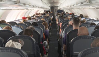 Condenado por &quot;besar excesivamente&quot; a su novia durante un vuelo