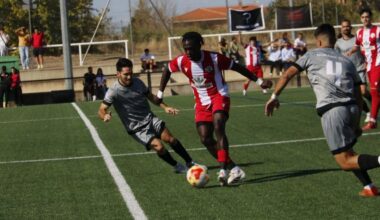 Pugna de balón entre Frade y Diop, en los anexos.