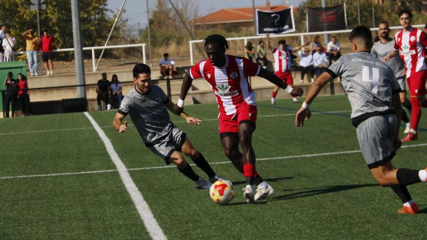 Pugna de balón entre Frade y Diop, en los anexos.