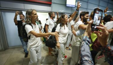 El valenciano Juan Bordera en su llegada a Barajas junto con los otros 21 españoles expulsados de Israel.