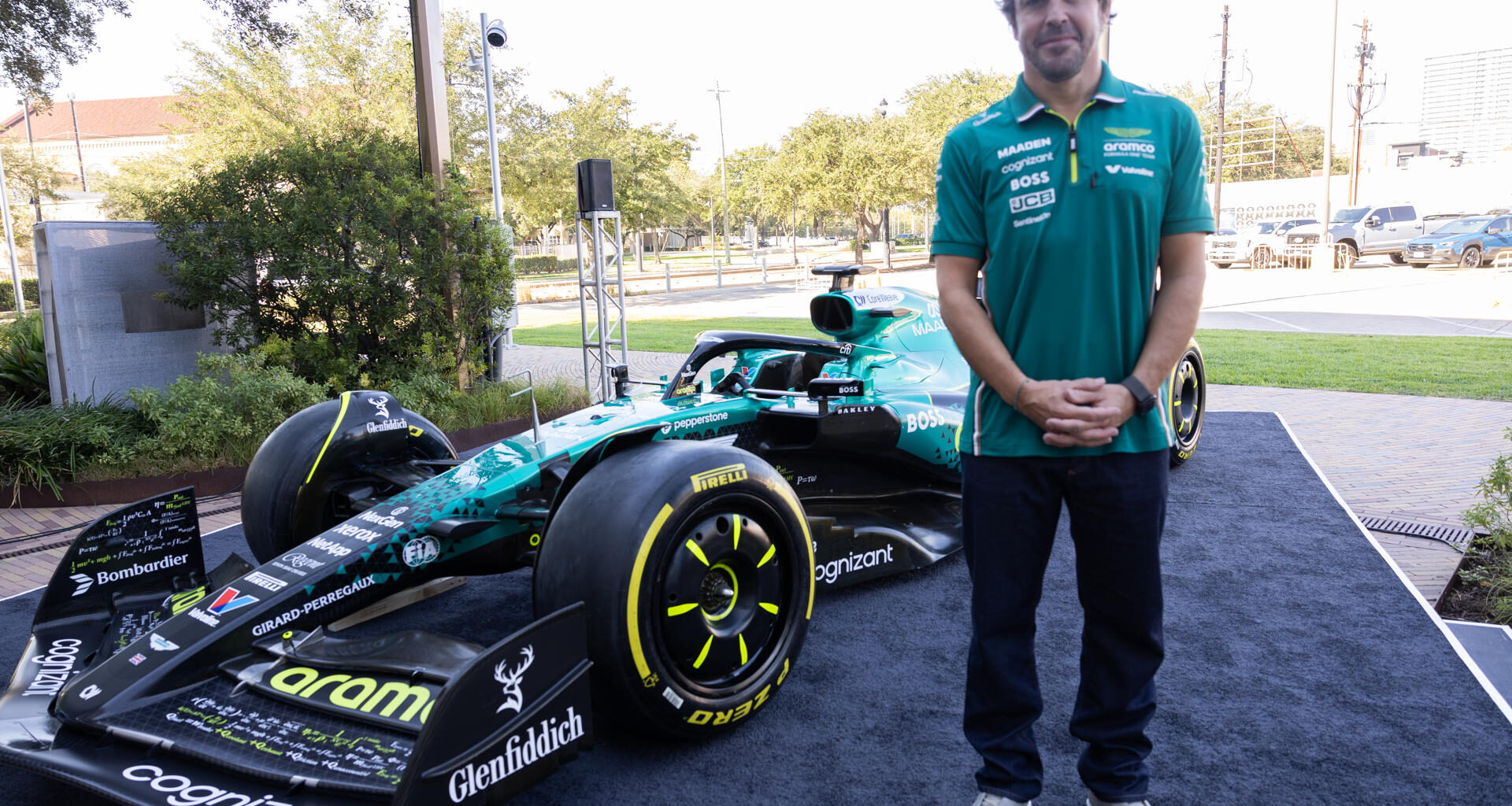 FERNANDO ALONSO, SATISFECHO CON LA NUEVA IMAGEN DEL ASTON MARTIN: "EL COCHE SE VE GENIAL"