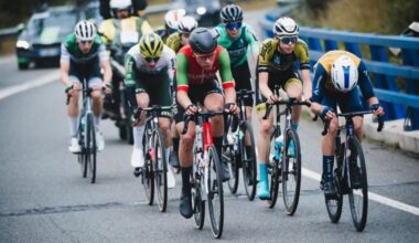 Un grupo de ciclistas de categoría aficionada ruedan en una competición.