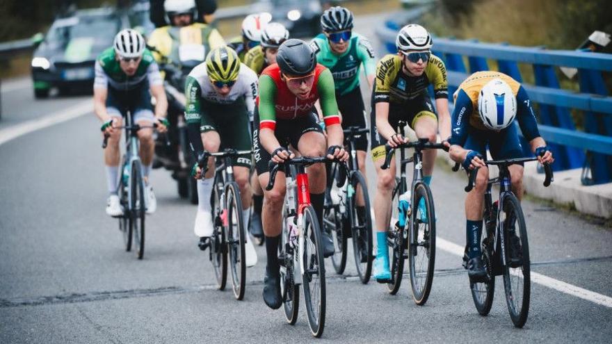 Un grupo de ciclistas de categoría aficionada ruedan en una competición.