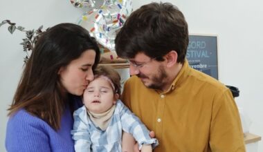 Una pareja española impulsa la investigación del síndrome ultrarraro KARS1 que padece su hija Laia | Líder en Información Social