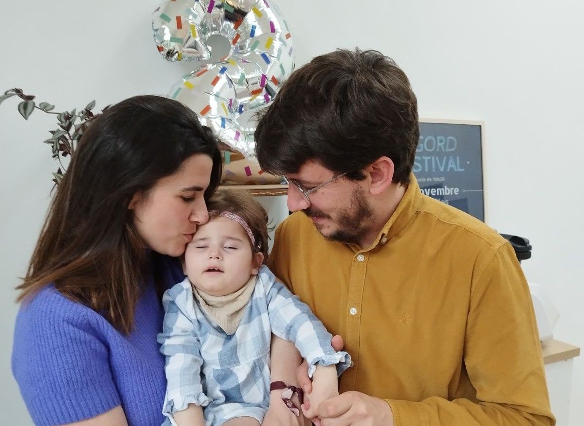 Una pareja española impulsa la investigación del síndrome ultrarraro KARS1 que padece su hija Laia | Líder en Información Social