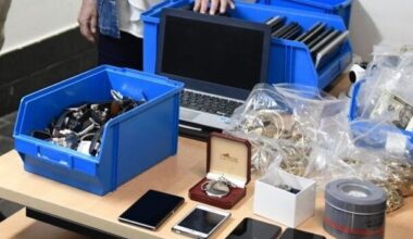 MacBooks desde 40 euros y dos móviles desde 46, el Ayuntamiento abre una nueva subasta de objetos perdidos - Servimedia