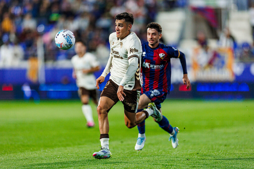 La Unión Deportiva Las Palmas volvió a hacer un partido de menos a más. En una discreta primera parte, el Huesca se adelantó en los minutos finales. Ya en la segunda parte, Miloš Luković impartió justicia con un golazo que suma un punto más para el representativo, que sigue sumando y anclado en la zona