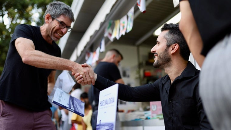 El autor onubense saluda a un lector