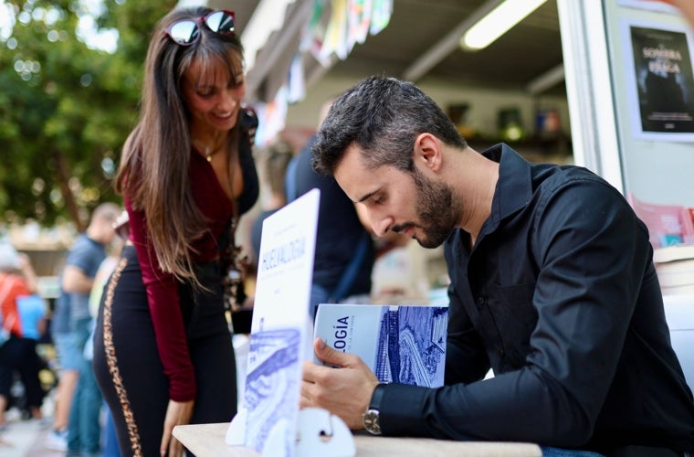 Luis Alfonso Morales firma uno de sus libros