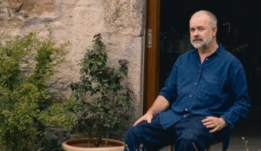 Así es el taller del pintor Álvaro Negro, un antiguo molino de Pontevedra convertido en refugio creativo: “Este espacio me da calidad de vida y de trabajo”