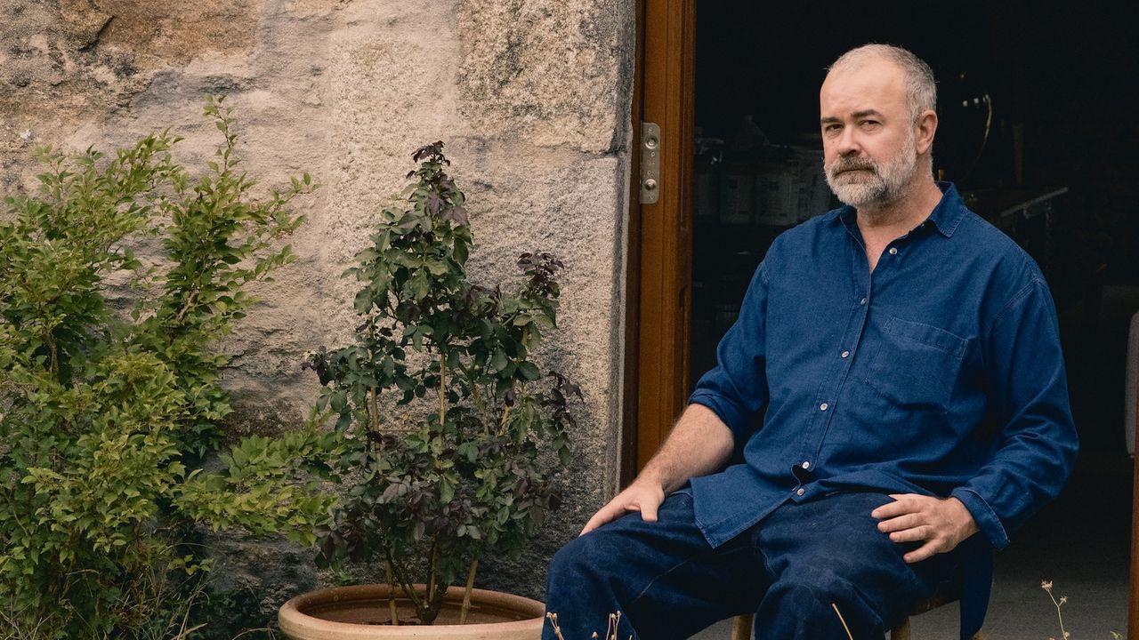 Así es el taller del pintor Álvaro Negro, un antiguo molino de Pontevedra convertido en refugio creativo: “Este espacio me da calidad de vida y de trabajo”