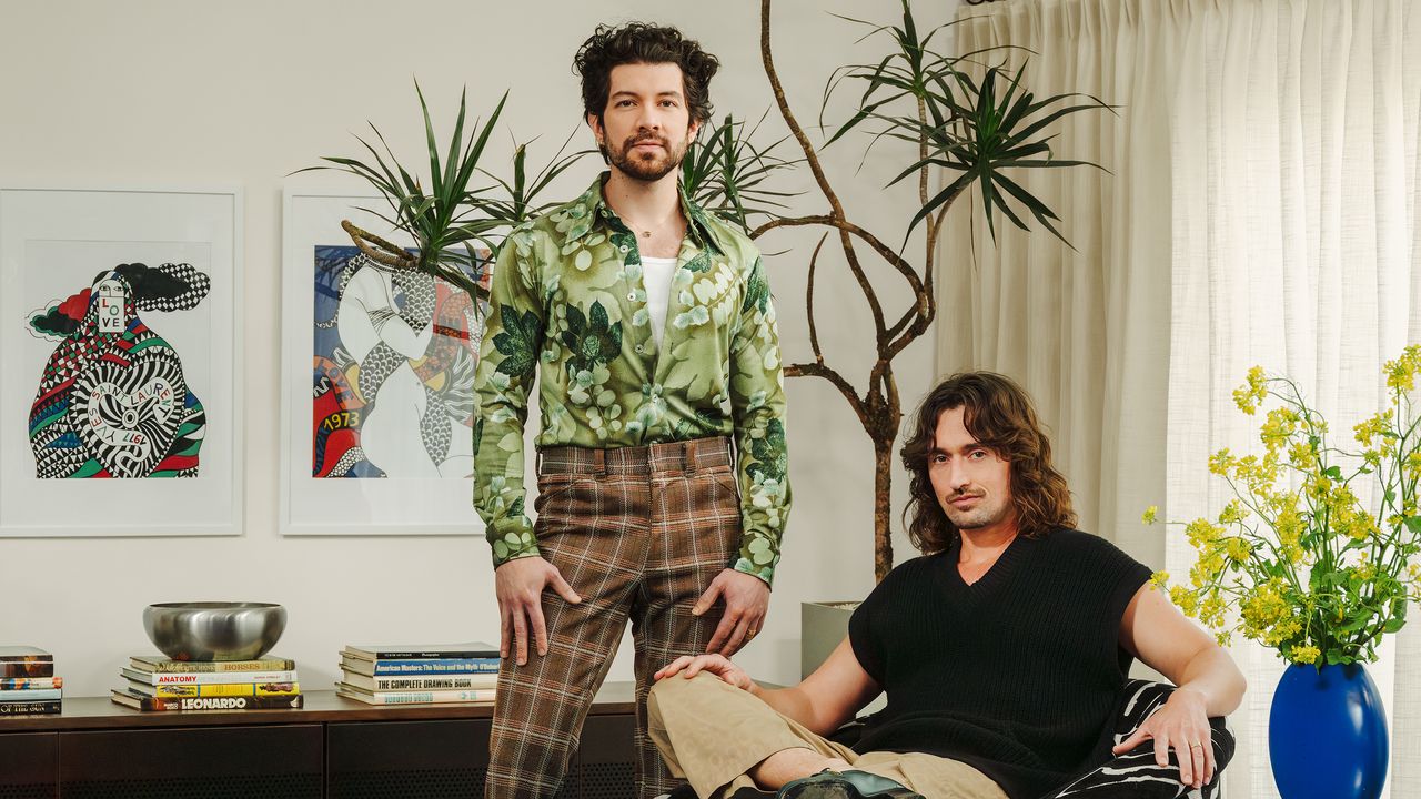 Colores en tendencia, piezas con historia y un diseño emocional: así es la casa que comparte esta pareja de artistas