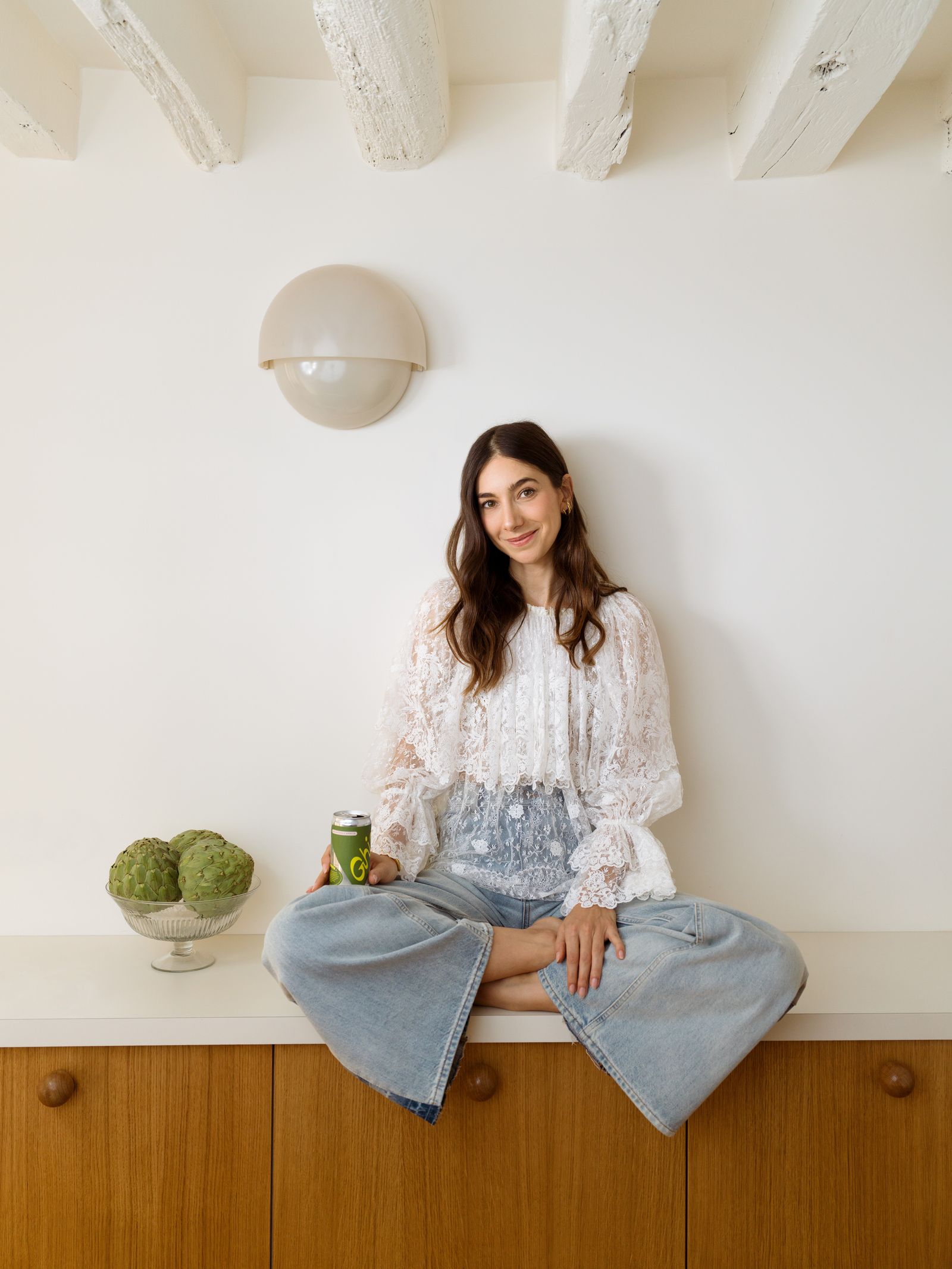 mujer sobre encimera de cocina