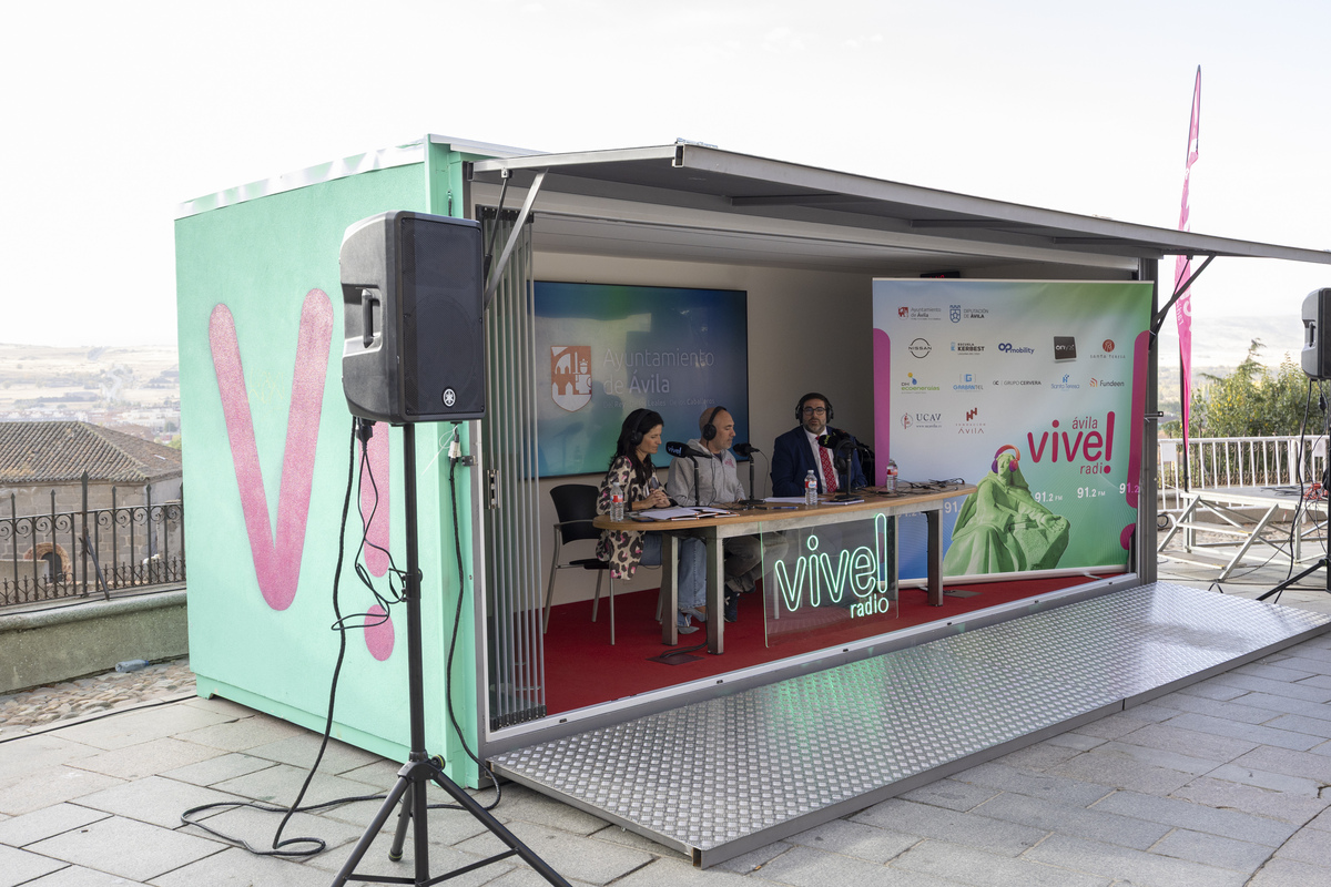 Vive! Radio Ávila comienza sus emisiones con el alcalde como embajador