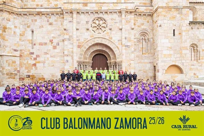 El Balonmano Caja Rural de Zamora reúne a toda su cantera en la tradicional foto oficial