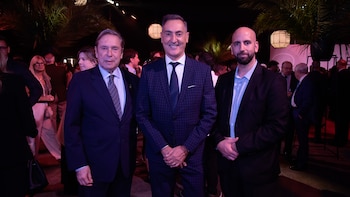 Mario Comisarenco junto al comisario