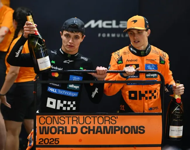 Lando Norris y Oscar Piastri celebran el Campeonato de Constructores 2025 en Singapur (GETTY IMAGES)