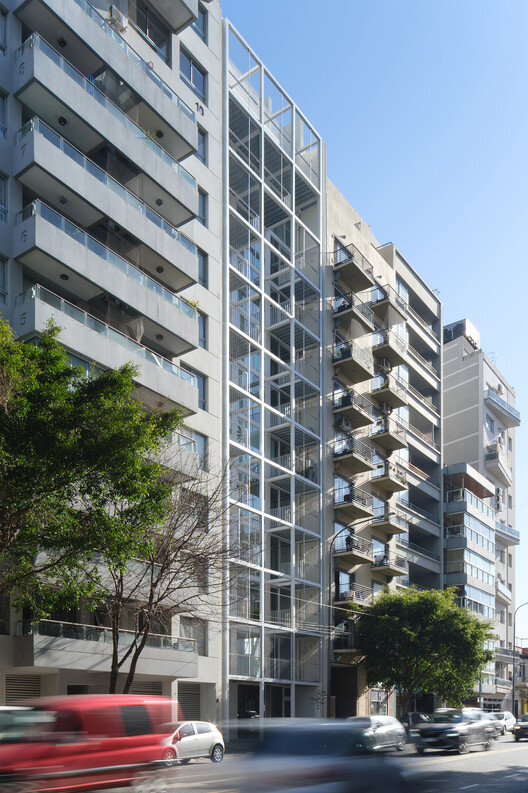 Edificio de Vivienda Colectiva 2636 flats / A3 Luppi Ugalde Winter - Fotografía exterior, Balcón