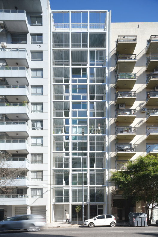 Edificio de Vivienda Colectiva 2636 flats / A3 Luppi Ugalde Winter - Fotografía exterior, Balcón