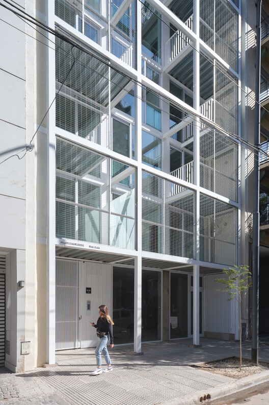 Edificio de Vivienda Colectiva 2636 flats / A3 Luppi Ugalde Winter - Fotografía interior, Vidrio