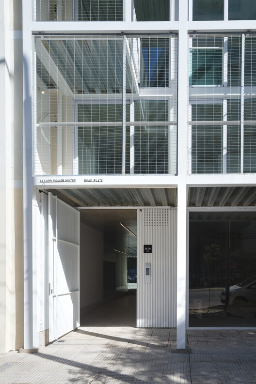 Edificio de Vivienda Colectiva 2636 flats / A3 Luppi Ugalde Winter - Fotografía interior, Vidrio, Concreto