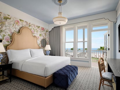 Una de las habitaciones del edificio victoriano del hotel del Coronado, restaurado durante seis años. En sus primeras épocas, los huéspedes preferían cuartos orientados al jardín y no al mar, para no pasar frío por las corrientes de aire.