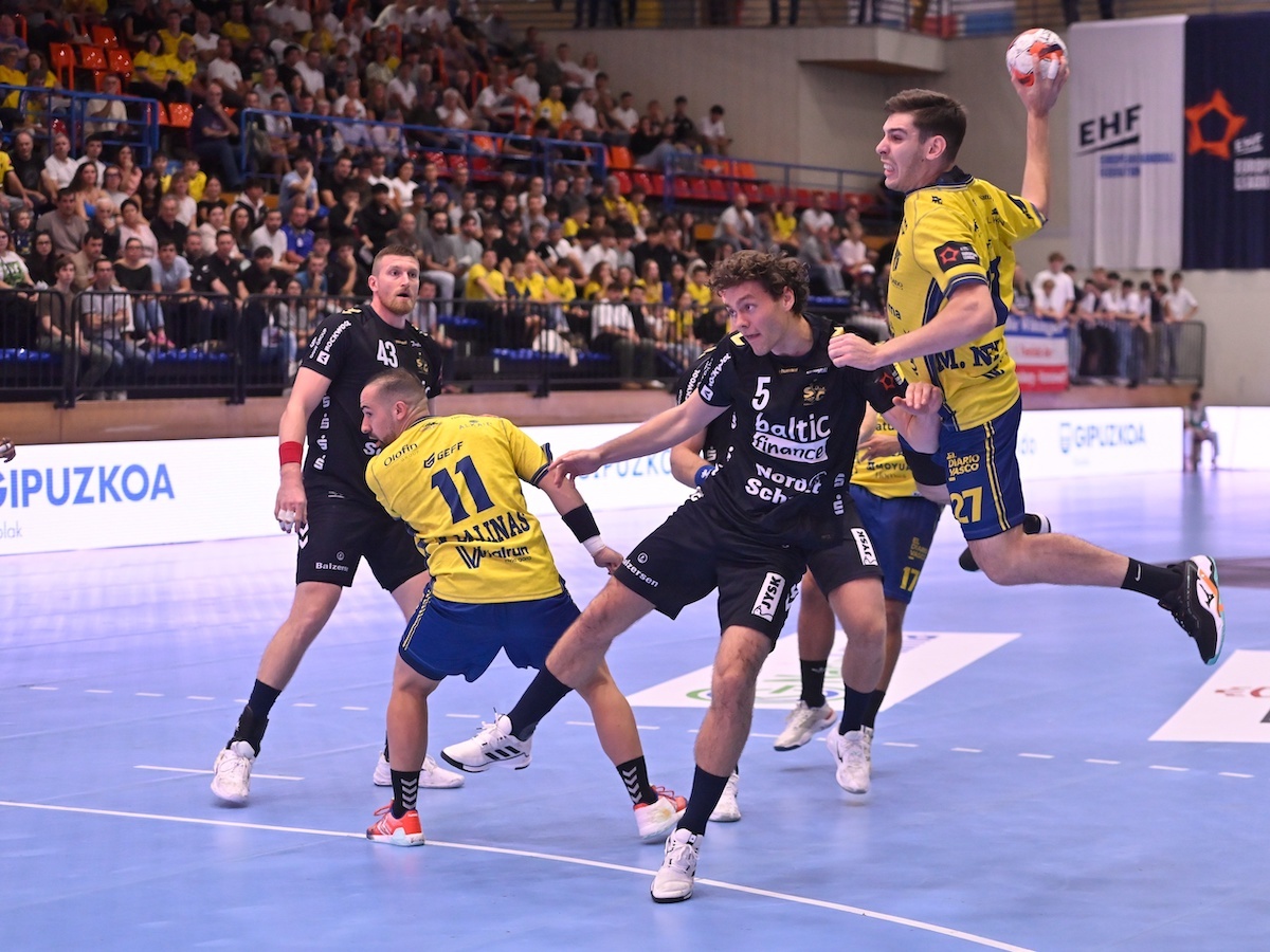 Bidasoa falla en un momento clave pero le muestra al vigente campeón de lo que es capaz (32-33) - naiz: