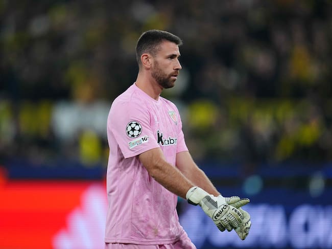 Unai Simón con la camiseta de color rosa de la Champions League.