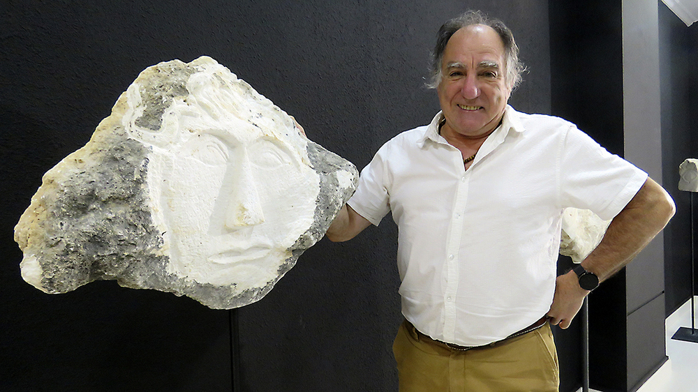 El escultor Julio Carazo y la pintora Paula Trueba, artistas de la autogestión en Miranda