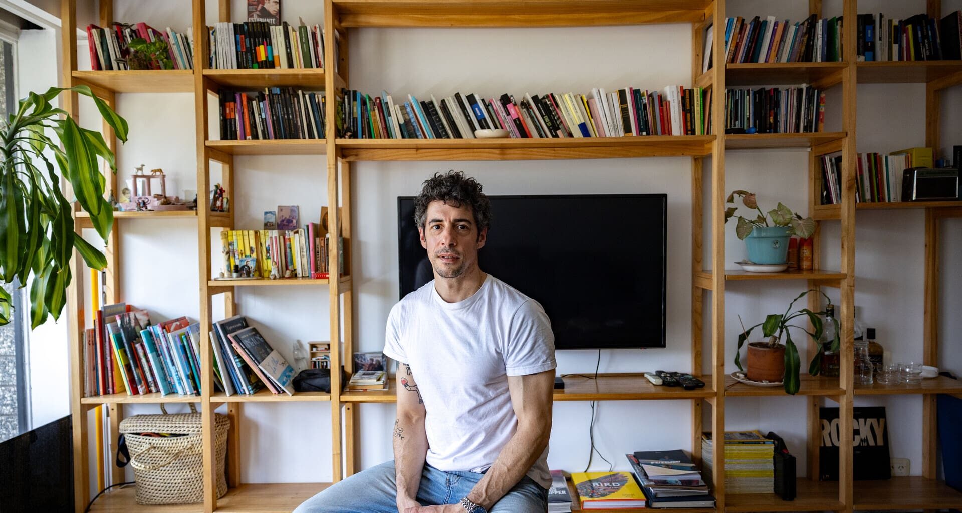 Esteban Lamothe lee poesía todos los días: al despertarse y antes de dormir