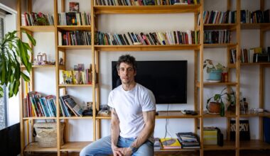 Esteban Lamothe lee poesía todos los días: al despertarse y antes de dormir