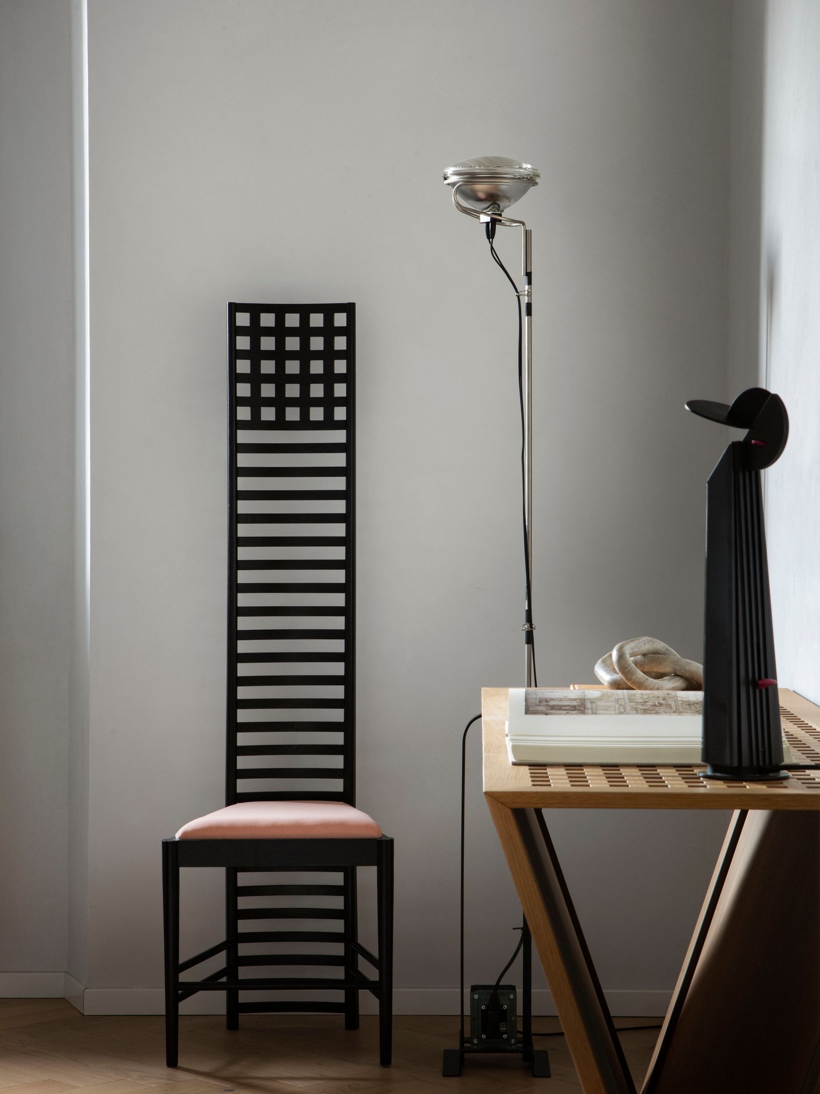 Mesa plegable de madera decora el rincón de una sala minimalista