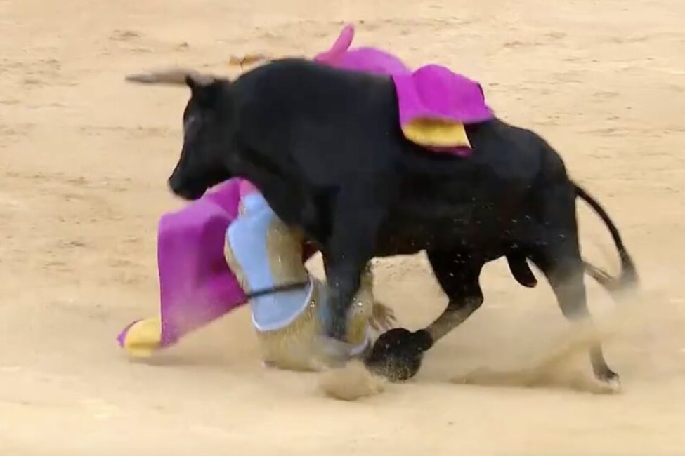 Fea y aparatosa cogida a Mario Vilau al recibir por gaoneras al segundo en Villena